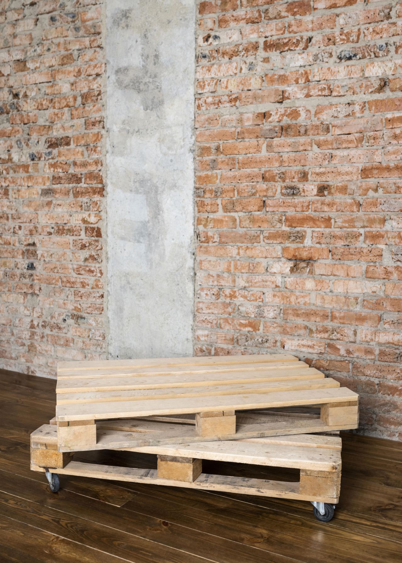 Czym powinienem pomalować paletę drewnianą?